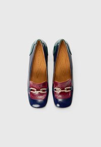 Scarpe in pelle bicolore con una finitura lucida; base blu navy, punta bordeaux, dettaglio in catena argentata e copertura del tallone verde.