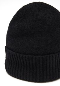 Gorro de lana negro de punto, con un puño acanalado en la parte inferior y una textura suave en todo el cuerpo.