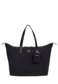 Zwarte tote bag van nylon met leren accenten, een ritssluiting, dubbele handvatten en een afneembare zwarte sleutelhanger met het "GUESS" logo.
