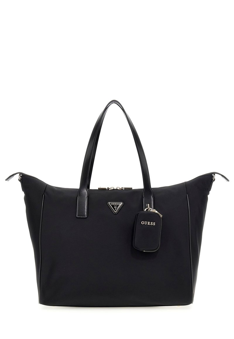 Zwarte tote bag van nylon met leren accenten, een ritssluiting, dubbele handvatten en een afneembare zwarte sleutelhanger met het "GUESS" logo.
