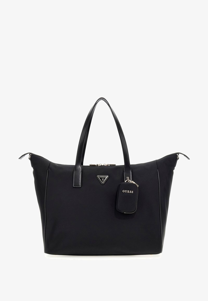 Zwarte tote bag van nylon met leren accenten, een ritssluiting, dubbele handvatten en een afneembare zwarte sleutelhanger met het "GUESS" logo.