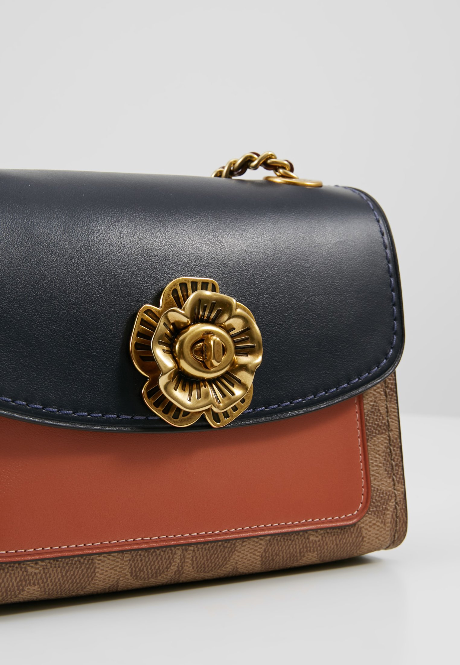 Coach SIGNATURE COLORBLOCK Skulderveske tan inklight Coach SIGNATURE COLORBLOCK Skulderveske tan inklight