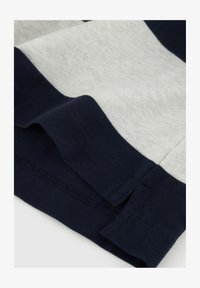 Ausgewählt, light grey