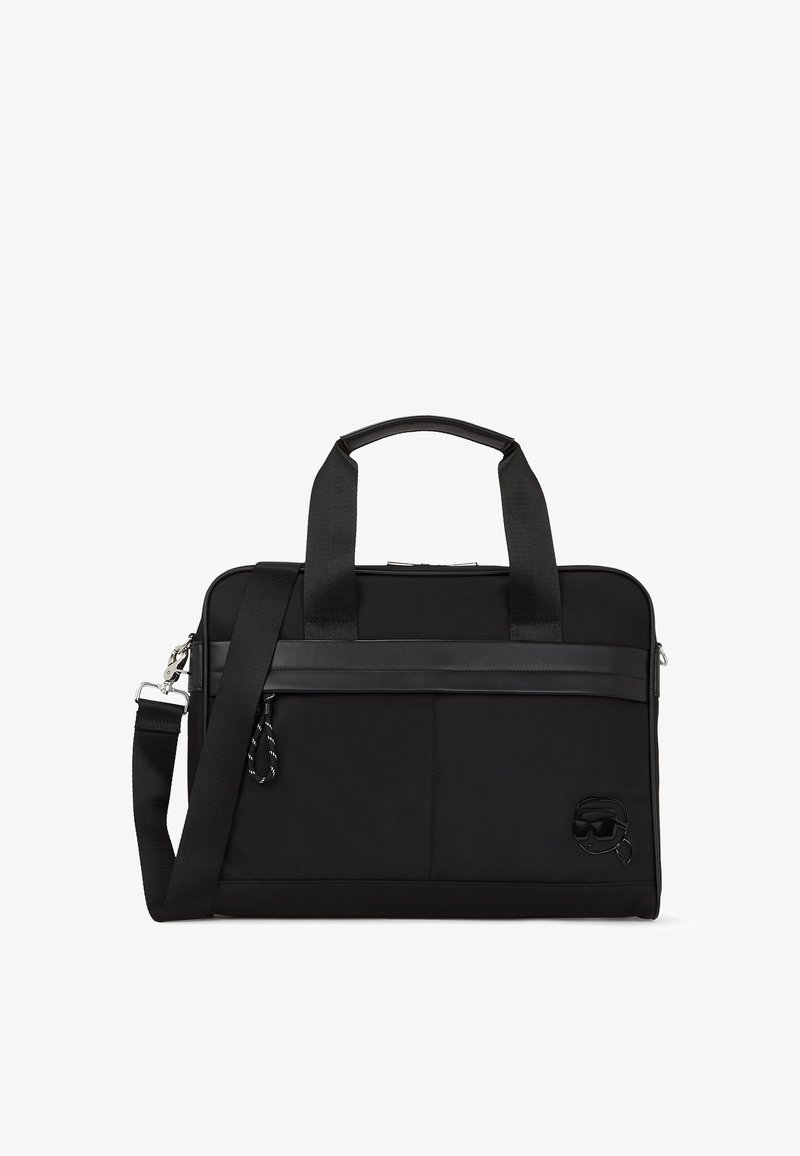 Mala para portátil preta com alças duplas robustas e uma alça de ombro destacável. Apresenta um bolso frontal e um detalhe texturizado com o logotipo.
