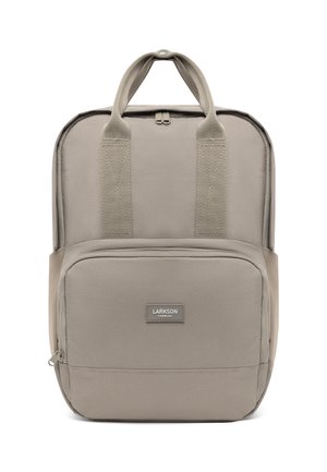Béžový látkový batoh s vyztuženými horními uchy, přední kapsou na zip a decentním logem. Hladká textura, moderní design, obdélníkový tvar.