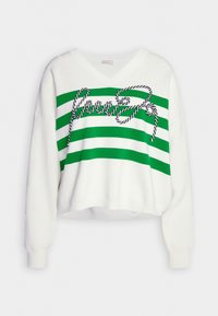 Pull à col en V blanc avec deux bandes horizontales vertes et un texte en corde noir et blanc disant "Good V."