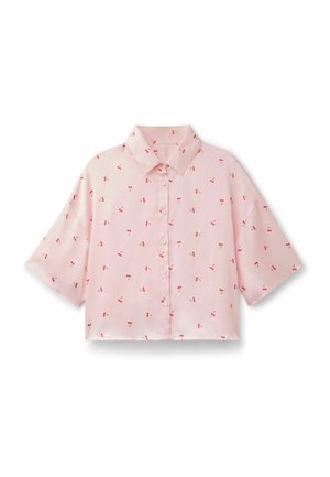 Hellrosa kurzärmeliges Hemd mit Knopfleiste und Kirschmuster sowie spitzem Kragen, auf weißem Hintergrund dargestellt.