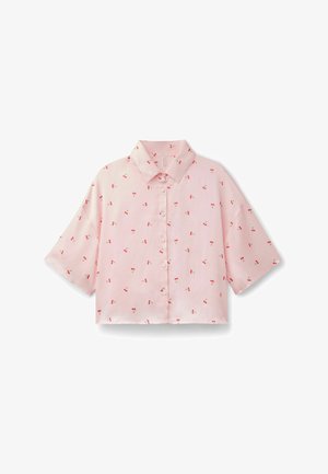 Hellrosa kurzärmeliges Hemd mit Knopfleiste und Kirschmuster sowie spitzem Kragen, auf weißem Hintergrund dargestellt.