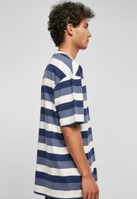 Starter STARTER SUN STRIPES - Apdrukāts T-krekls - darkblue vintageblue palewhite