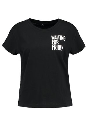 Zwarte katoenen T-shirt met korte mouwen, voorzien van witte grafische tekst "WACHTEND OP VRIJDAG" op het linkerborstgebied.