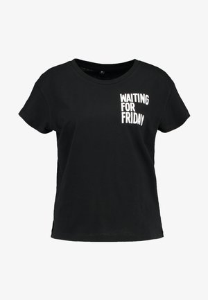 Zwarte katoenen T-shirt met korte mouwen, voorzien van witte grafische tekst "WACHTEND OP VRIJDAG" op het linkerborstgebied.