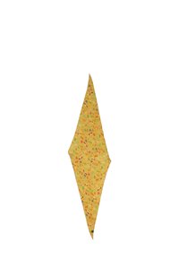 Sciarpa triangolare gialla con un motivo floreale che presenta varie piante colorate e uccelli; realizzata in tessuto leggero.