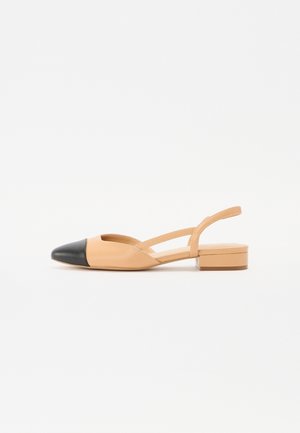 Beżowy but na niskim obcasie typu slingback z czubkiem w kolorze czarnym i otwartym paskiem na pięcie na białym tle.