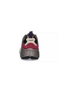 Sneaker con una toma in rete verde scuro, dettagli in suede bordeaux e una suola grigia con texture unica. Presenta un laccio viola sul tallone.