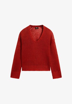 Pull rouge en tricot avec col en V, manches longues et ourlet côtelé. Le matériau présente une texture en tissage ouvert, offrant une apparence légère.