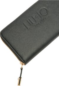 Portafoglio in pelle sintetica nera con superficie texturizzata, logo in rilievo, zip color oro e un tirazip decorativo.