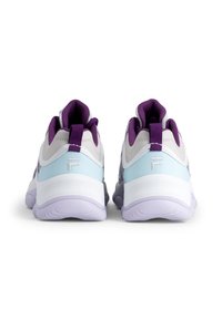 Lila und hellblaue Sportschuhe mit einer gepolsterten Sohle, die über ein strukturiertes Design und kontrastierende Akzentfarben an der Ferse verfügen.