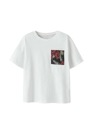 T-shirt blanc à manches courtes avec col rond et petite poche poitrine avec un motif floral rouge et noir.