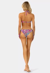 Zestaw bikini z topem na szyję i niskimi majtkami. Kolorowy wzór paisley w odcieniach fioletu, niebieskiego i różowego; lekki materiał.