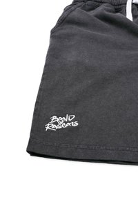 Tummanharmaat college-shortsit, pehmeästä kankaasta, joissa on joustava vyötärönauha ja vasemman jalan valkoinen kirjailtu logo.