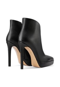 Stivaletti neri in pelle con tacco alto, punta rotonda, design elegante, suola in platform e chiusura con zip sul retro.