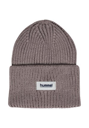 Gestrickte graue Beanie-Mütze mit umgeschlagenem Rand und einem weißen rechteckigen Aufnäher mit der Aufschrift "hummel" in schwarzer Schrift vorne in der Mitte.