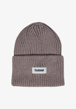 Strikket grå hue med opbukket kant og en hvid rektangulær patch mærket "hummel" med sort tekst foran i midten.