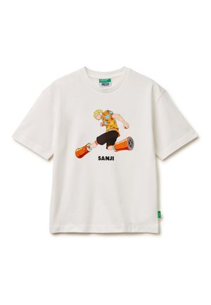 T-shirt bianca a maniche corte con un personaggio anime che indossa una camicia floreale e pantaloncini neri mentre calcia, con il nome "SANJI" sotto.
