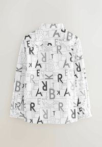 Balts garo piedurkņu krekls ar atkārtotu pelēku ģeometrisku alfabēta rakstu, pogājamā apkakle un noapaļota mala.