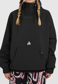 Zwarte pulloverjack met hoge kraag, verstelbare trekkoorden, voorzak en logo-opdruk; heeft een gladde textuur en een relaxte fit.