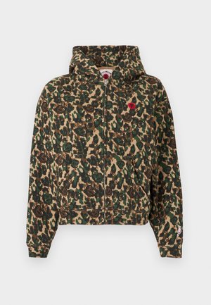 Ζακέτα με κουκούλα και φερμουάρ, με καμουφλάζ σε πράσινο και καφέ φλοράλ σχέδιο, μπροστινές τσέπες και μικρή κόκκινη ανθοδέσμη στο στήθος.