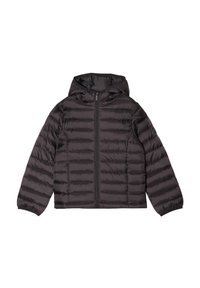Chaqueta acolchada negra con textura de rayas horizontales, con cierre de cremallera en la parte delantera, capucha y puños elásticos. Material ligero adecuado para el clima frío.