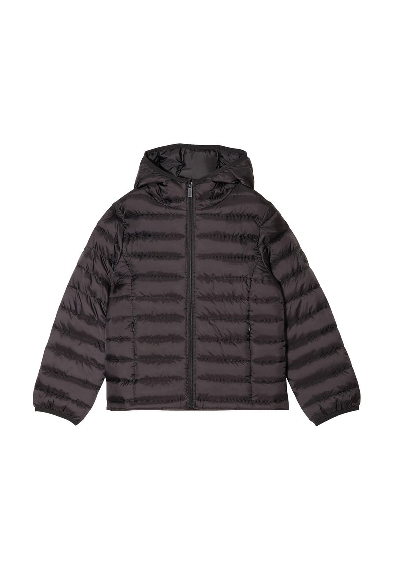 Chaqueta acolchada negra con textura de rayas horizontales, con cierre de cremallera en la parte delantera, capucha y puños elásticos. Material ligero adecuado para el clima frío.