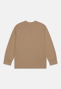 Camicia a maniche lunghe in cotone beige, con collo rotondo e polsini a coste. Texture liscia con sovrapposizione uniforme e senza loghi visibili.