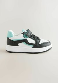 Zwart-witte sneaker met turquoise accenten. Beschikt over een leren bovenwerk, een klittenbandsluiting en een gestructureerde rubberen zool voor grip.