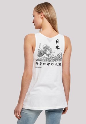 Weißes Baumwoll-Tanktop mit einem schwarzen Wellenmuster und japanischem Text auf der Rückseite. Der Ausschnitt ist rund und die Passform ist lässig.