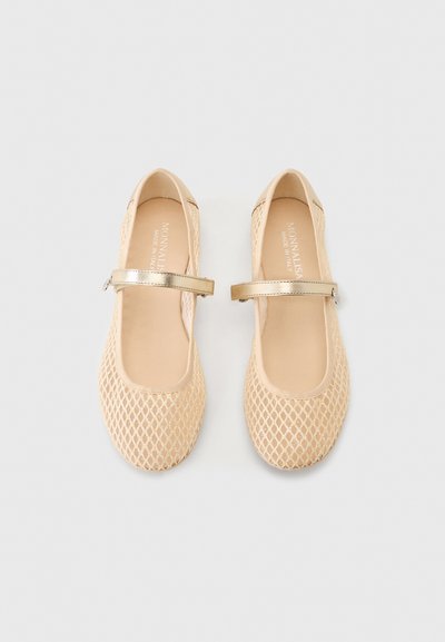 Μπεζ παντόφλες Mary Jane από διχτυωτό υλικό με μεταλλικές χρυσές λουράκια, στρογγυλά δάχτυλα, επίπεδες σόλες και επώνυμες εσωτερικές σόλες, τοποθετημένες δίπλα-δίπλα σε φωτεινό φόντο.