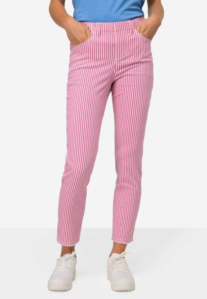 Roze en witte gestreepte broek met een aansluitend ontwerp, voorzien van zijzakken en een enkel-lengte zoom, gemaakt van een lichtgewicht stof.
