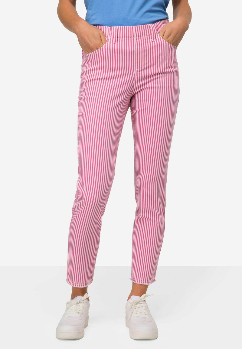 Roze en witte gestreepte broek met een aansluitend ontwerp, voorzien van zijzakken en een enkel-lengte zoom, gemaakt van een lichtgewicht stof.