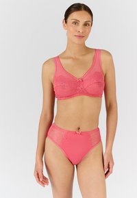 Conjunto de lencería rosa que incluye un sujetador sin aros con detalles de encaje floral y bragas de talle alto. Ambas piezas tienen acentos de satén y una textura suave.