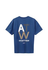 Blauwe katoenen t-shirt met een gedurfde grafische print op de achterkant met de letters "ATW" in wit en goud, en de tekst "OFF DUTY GEAR" eronder.