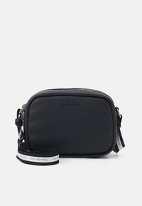 Černá syntetická crossbody taška s obdélníkovým tvarem, zipovým uzávěrem, nastavitelným popruhem a embosovaným logem na přední straně.