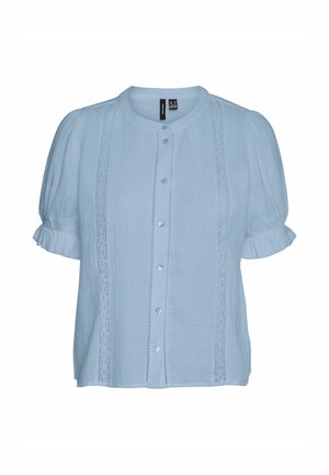 Bluză bleu deschis cu mâneci scurte, nasturi în față, guler rotund, dungi verticale din dantelă și manșete cu volănașe.