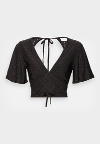 Blusa negra corta con mangas cortas abullonadas, escote en V profundo y un lazo en la parte trasera. La tela tiene un patrón texturizado con recortes.