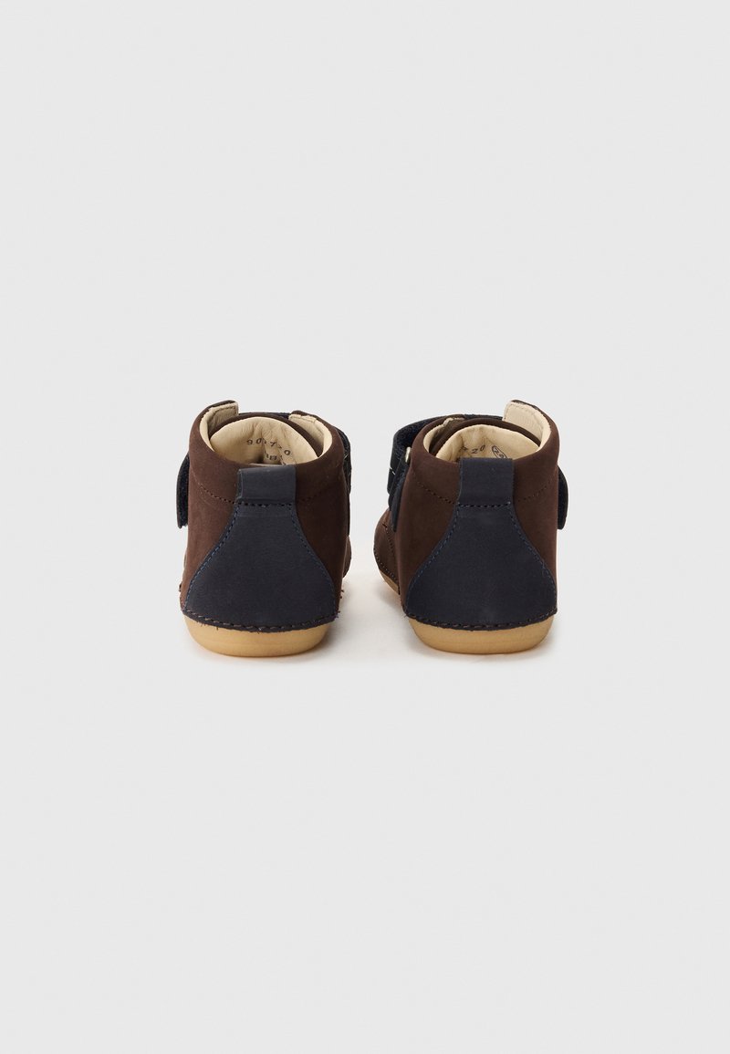 Stivali ankle in camoscio marrone e blu navy con suola in gomma leggera, dotati di doppie cinghie in velcro e accenti a contrasto sul tallone.