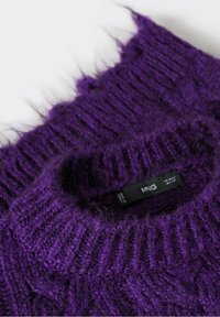 Pull en laine tricotée violette avec col côtelé et étiquette de marque noire MNG visible sur fond blanc.