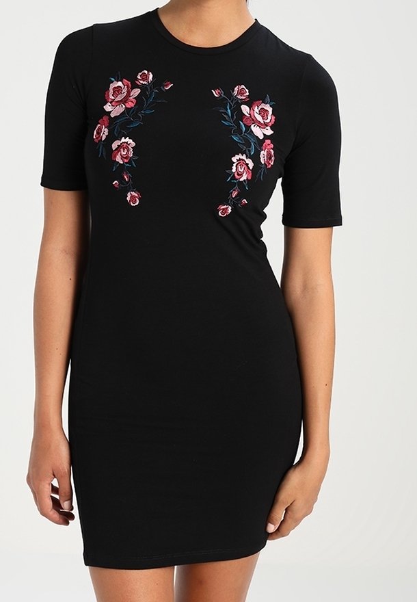 Robe courte noire ajustée à manches courtes avec col rond, ornée d'une broderie florale symétrique rose et rouge sur la poitrine.