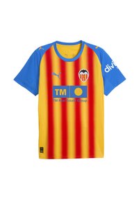 Jersey a rayas rojas y amarillas con mangas azules. Presenta un logotipo de Puma, el escudo del equipo y un logotipo de patrocinador en azul. Fabricado con material ligero.