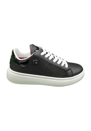 Sneaker nera con finitura lucida, caratterizzata da un design testurizzato sul lato, lacci bianchi e suola bianca. Accentuata da un logo e un interno rosa.