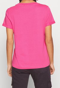 Vero Moda Petite Jednoduché tričko - pink